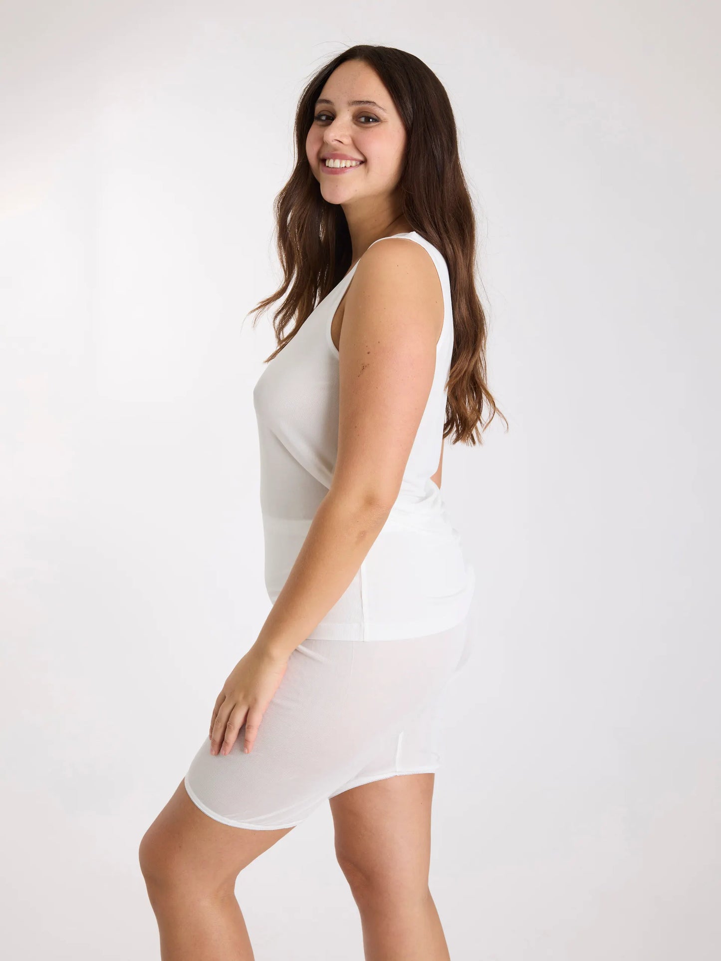 Valge siidist varrukateta top