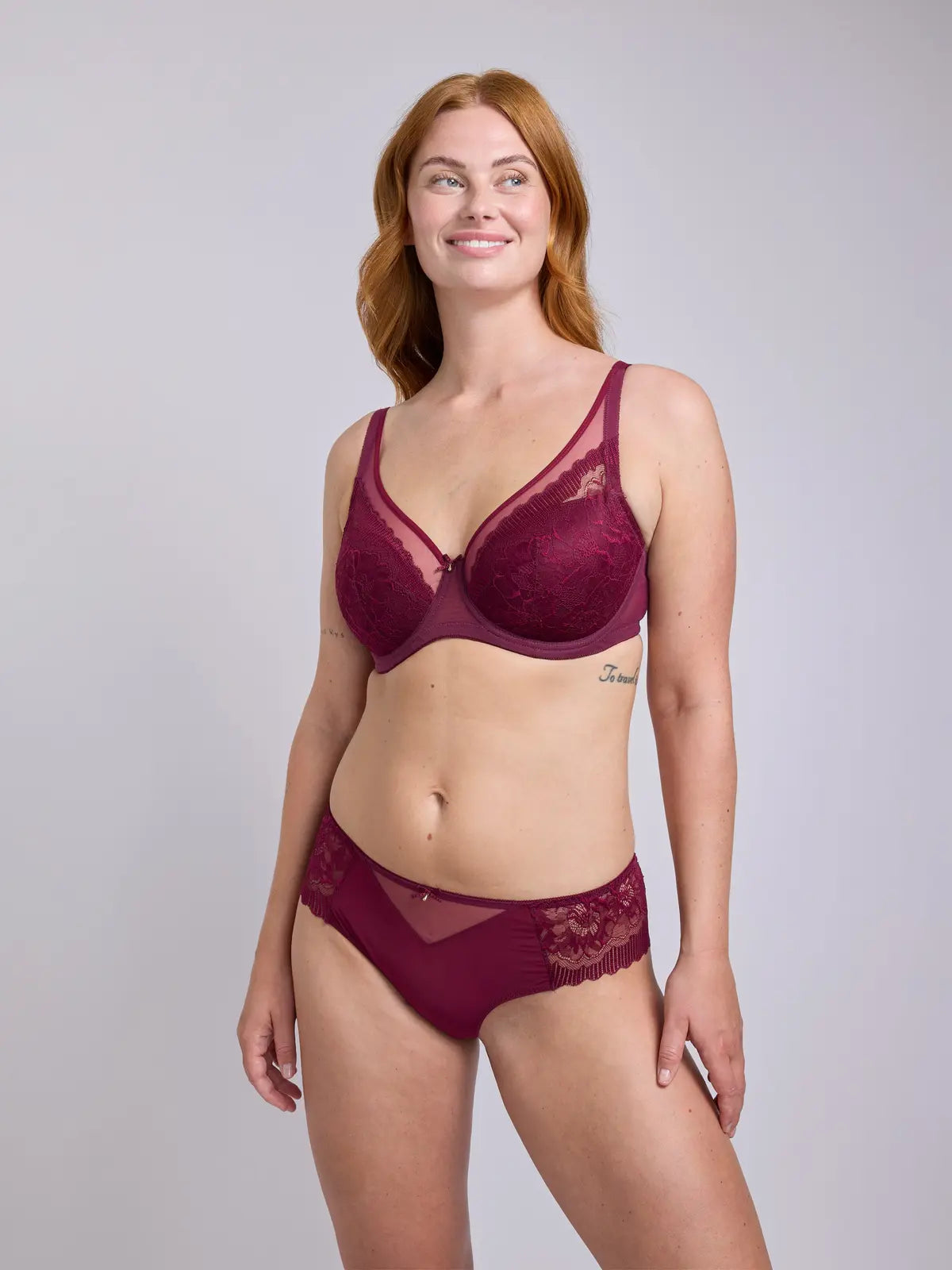 Tumepunased pitsiga hipster stringid